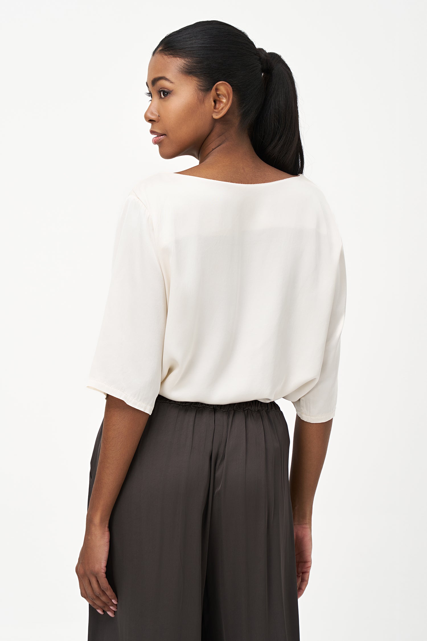Satin vanilla blouse with elbow-length sleeves and front chest pocket, featuring a relaxed fit and soft sheen.
