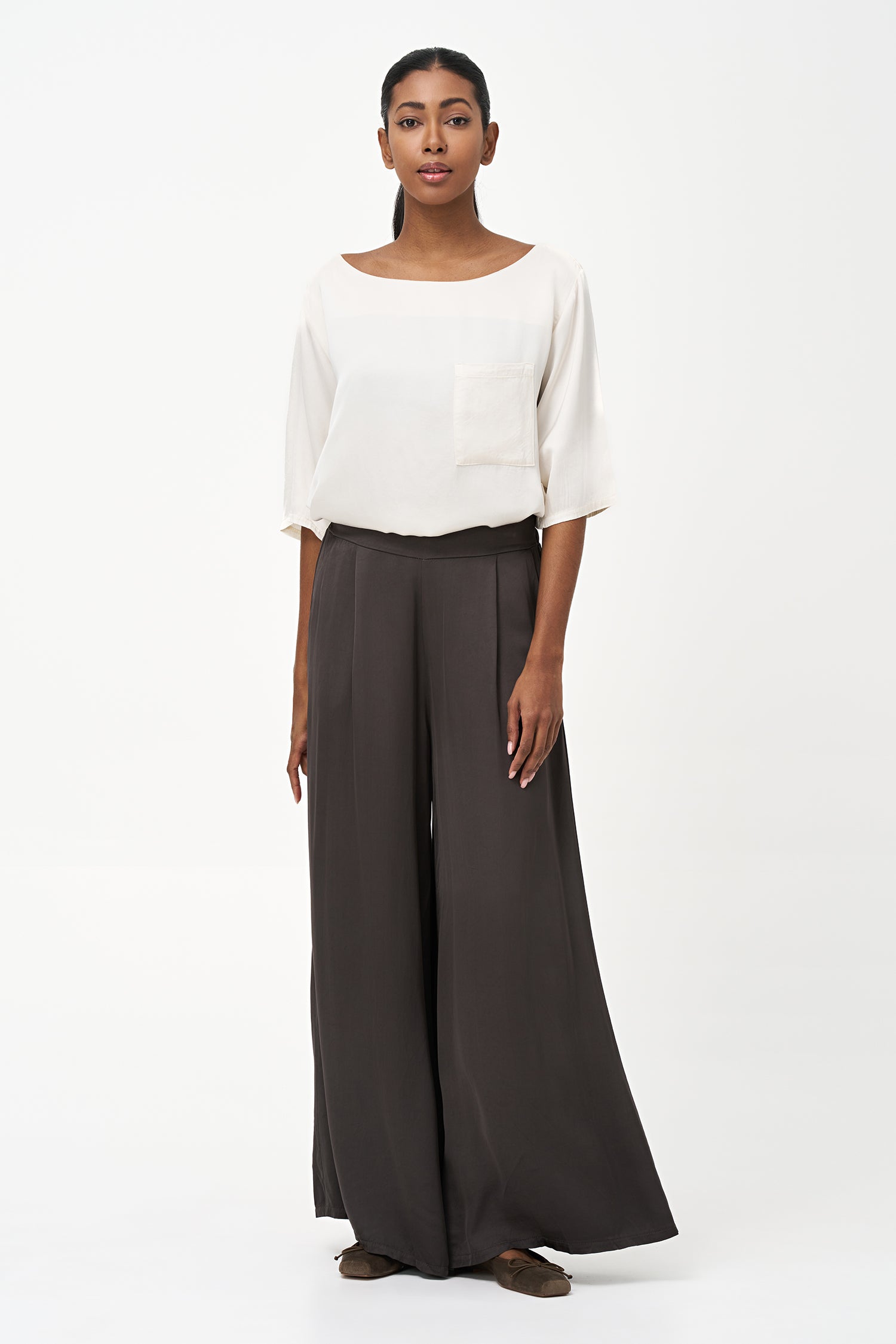 Satin vanilla blouse with elbow-length sleeves and front chest pocket, featuring a relaxed fit and soft sheen.