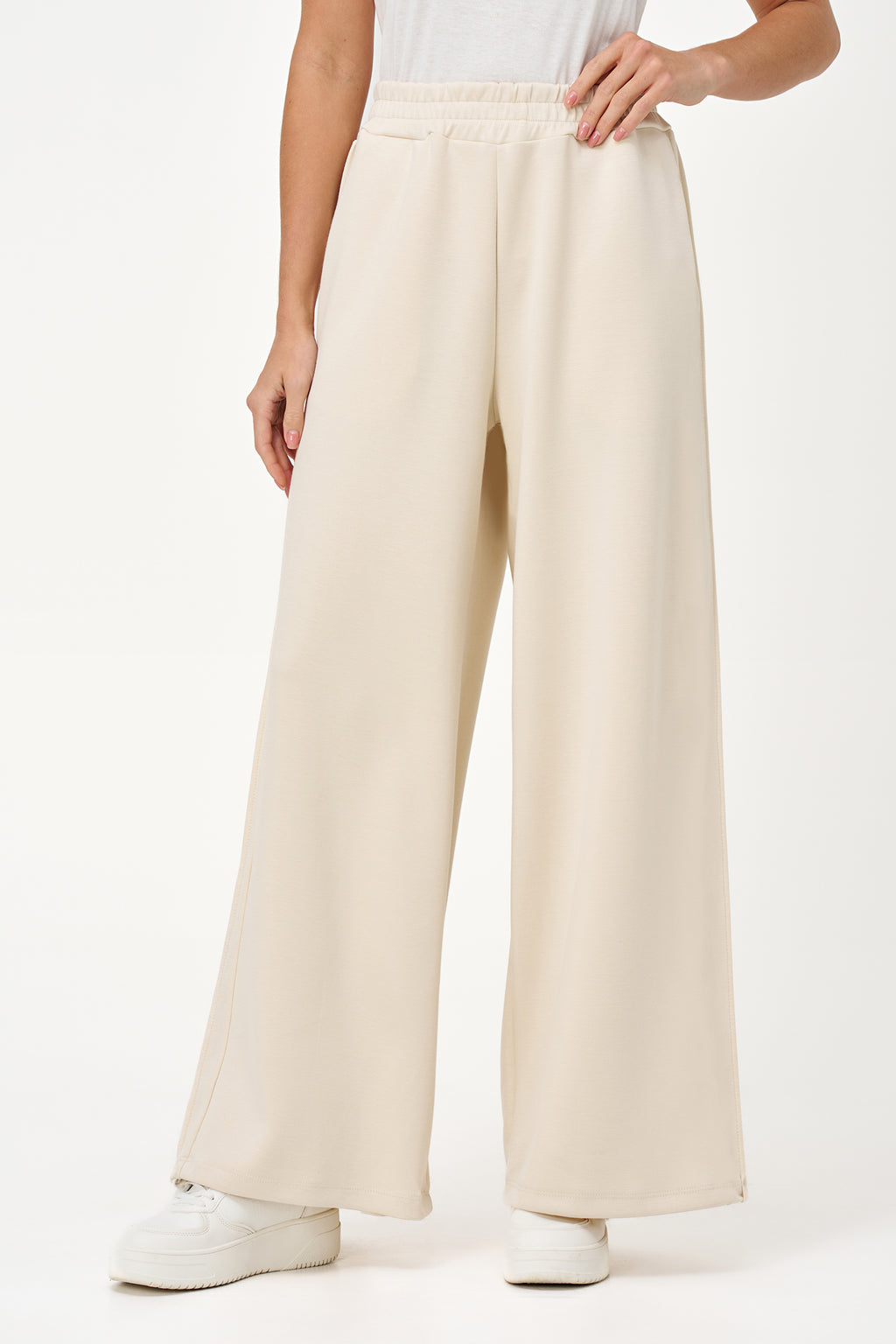 Vanilla wide-leg pants with elastic waistband, made from a soft polyester-viscose blend with added stretch.