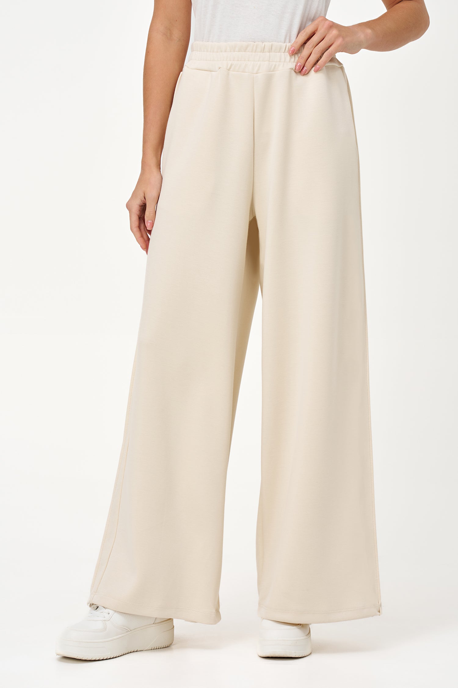 Vanilla wide-leg pants with elastic waistband, made from a soft polyester-viscose blend with added stretch.