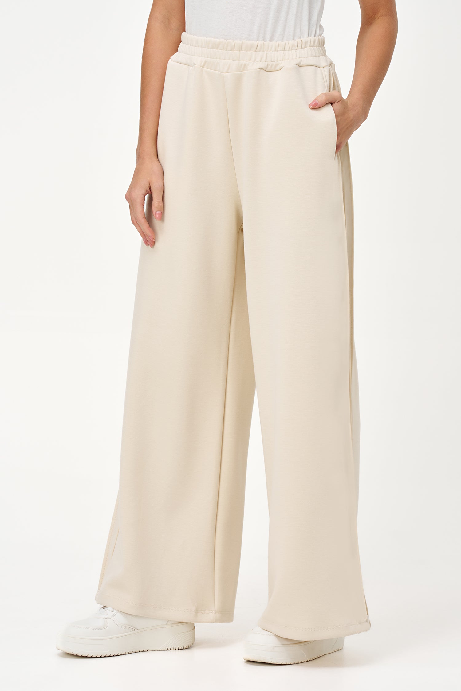 Vanilla wide-leg pants with elastic waistband, made from a soft polyester-viscose blend with added stretch.