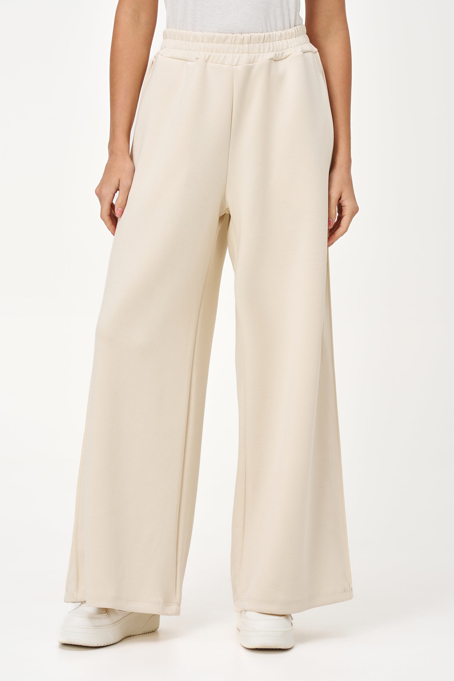Vanilla wide-leg pants with elastic waistband, made from a soft polyester-viscose blend with added stretch.