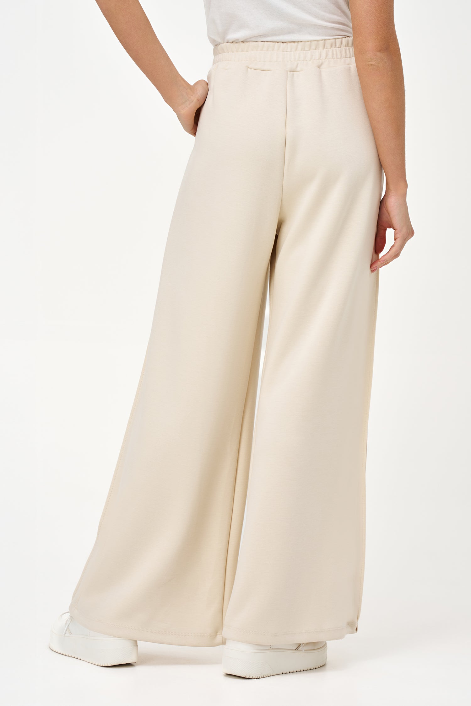 Vanilla wide-leg pants with elastic waistband, made from a soft polyester-viscose blend with added stretch.