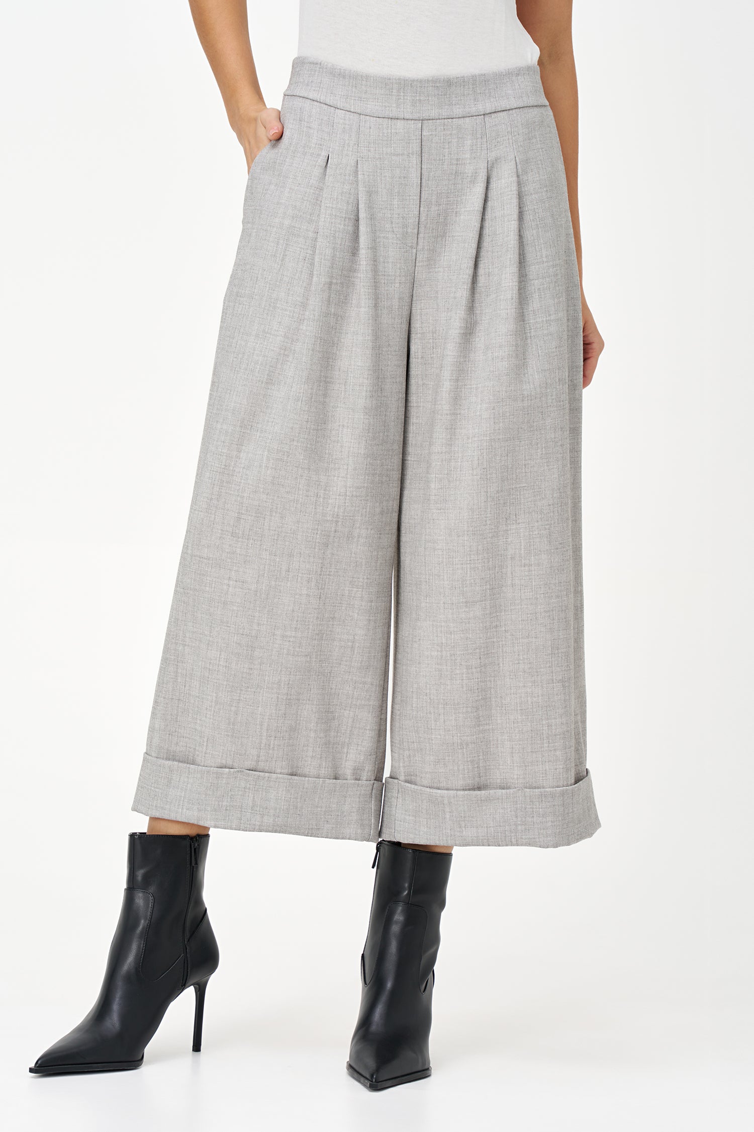 Wide-leg cropped trousers in light grey melange with cuffed hems and front pleats, tailored from a soft stretch-blend fabric.