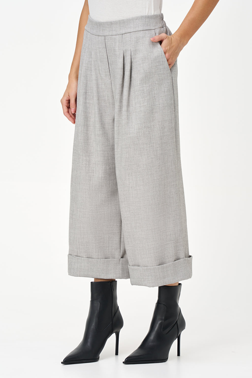Wide-leg cropped trousers in light grey melange with cuffed hems and front pleats, tailored from a soft stretch-blend fabric.