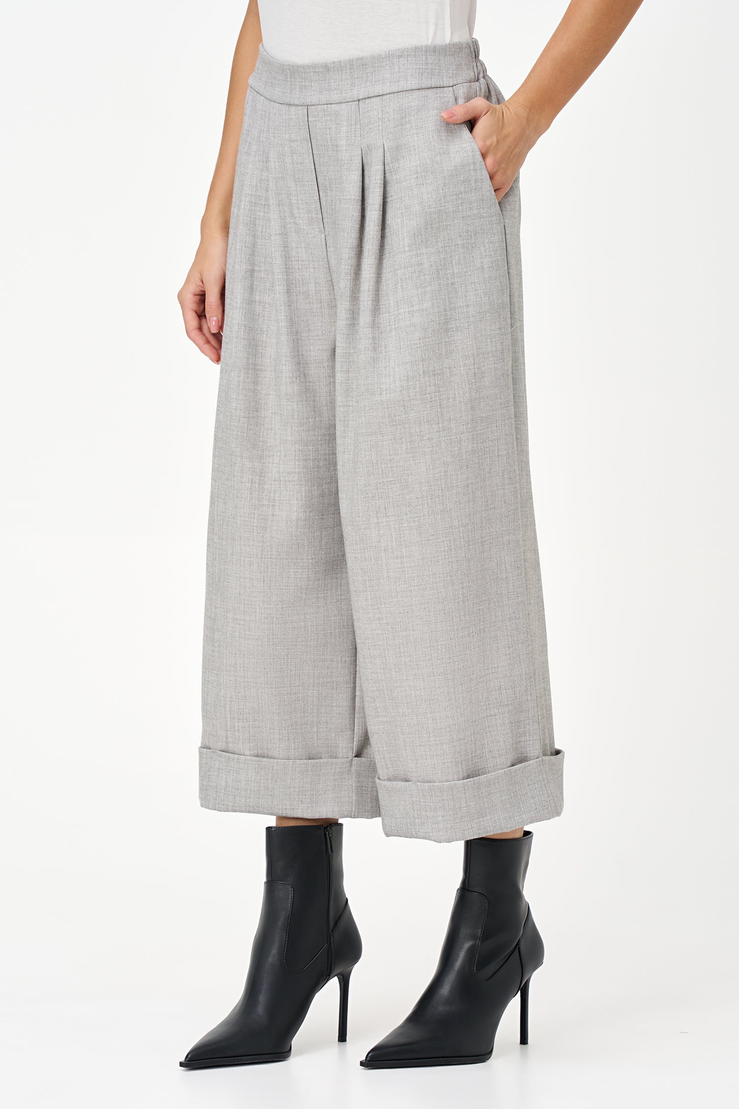 Wide-leg cropped trousers in light grey melange with cuffed hems and front pleats, tailored from a soft stretch-blend fabric.