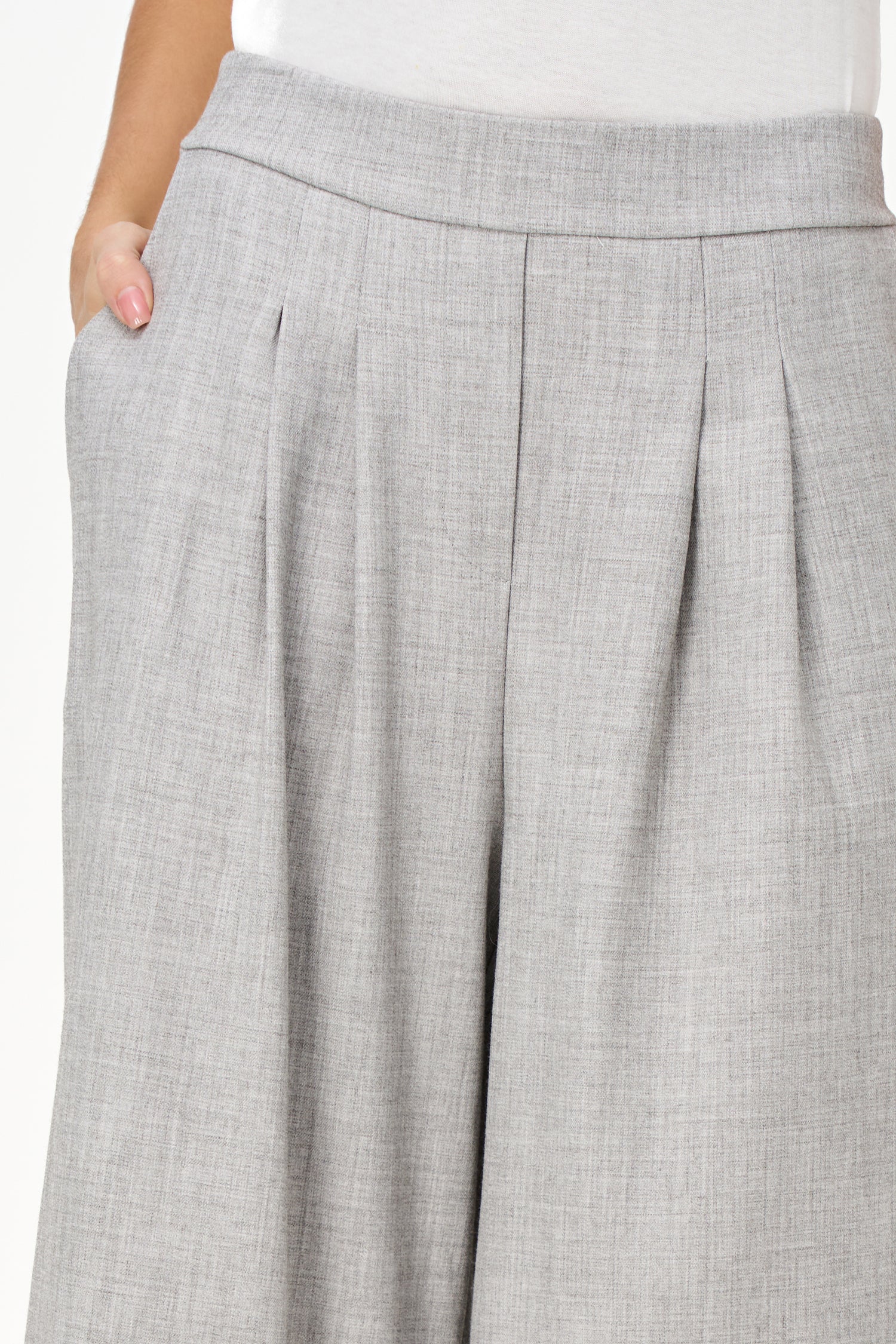 Wide-leg cropped trousers in light grey melange with cuffed hems and front pleats, tailored from a soft stretch-blend fabric.