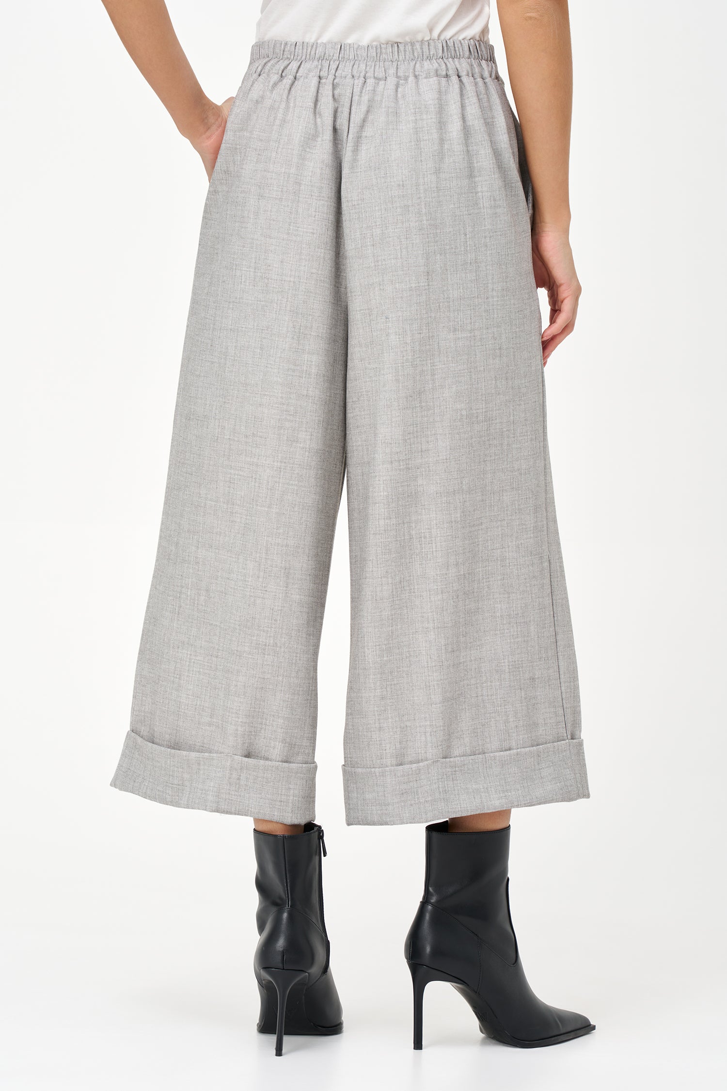 Wide-leg cropped trousers in light grey melange with cuffed hems and front pleats, tailored from a soft stretch-blend fabric.