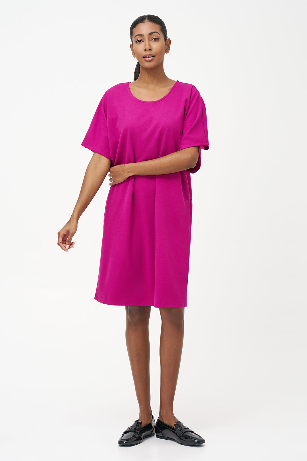 Loose-fit pink knee-length dress with short sleeves and round neckline in soft stretch polyester blend.
