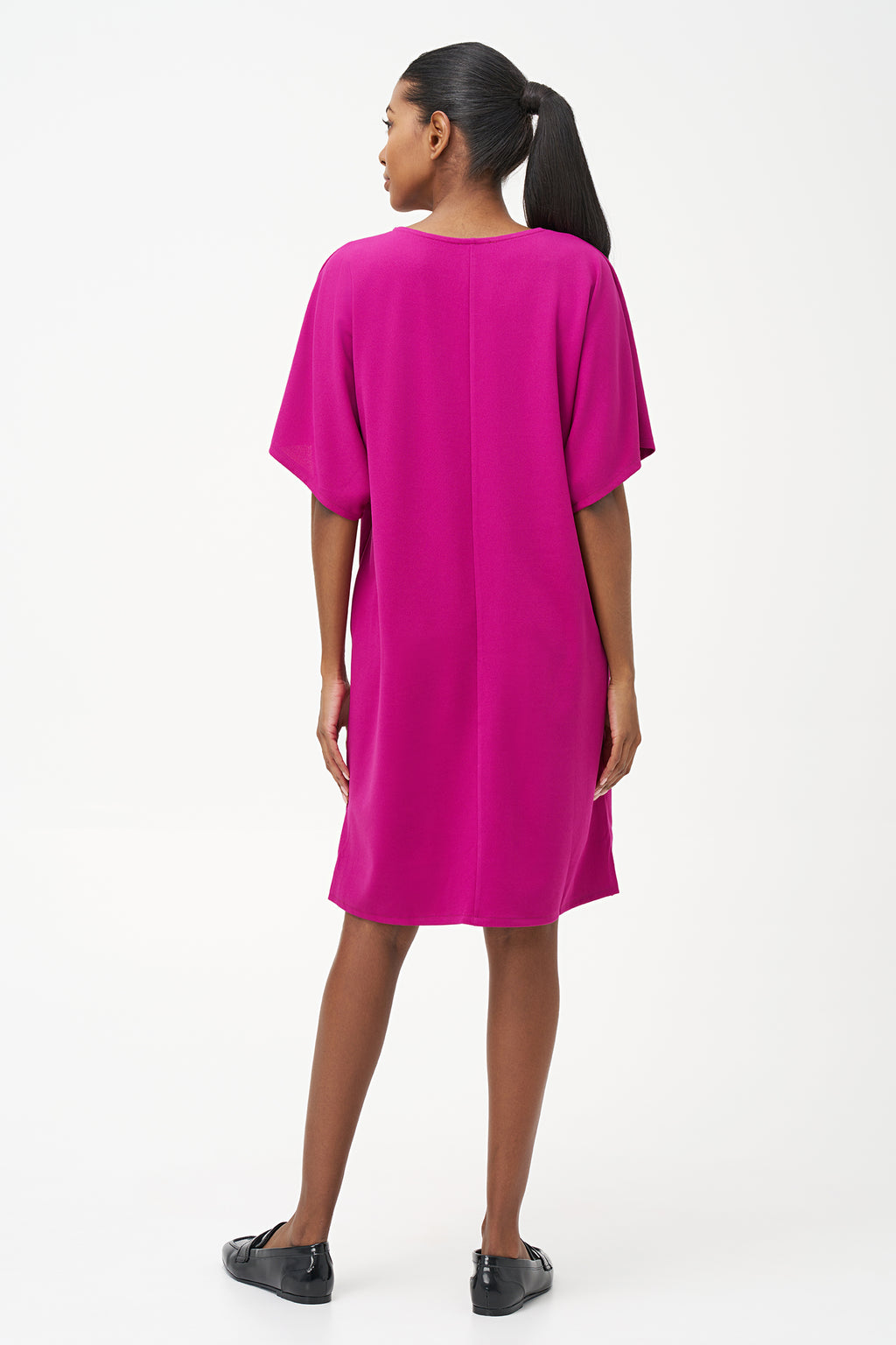 Loose-fit pink knee-length dress with short sleeves and round neckline in soft stretch polyester blend.