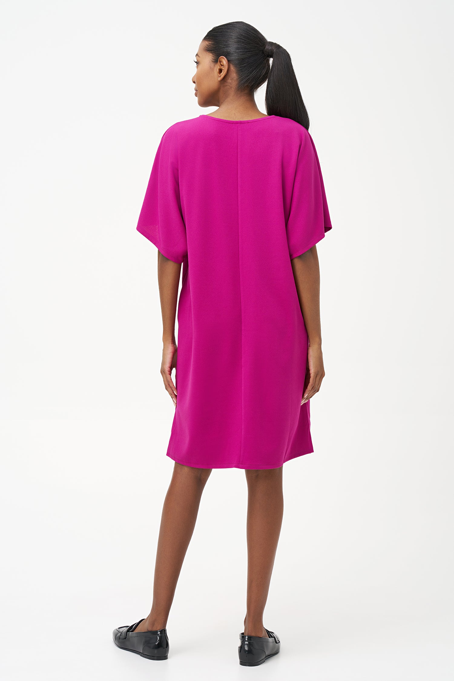 Loose-fit pink knee-length dress with short sleeves and round neckline in soft stretch polyester blend.