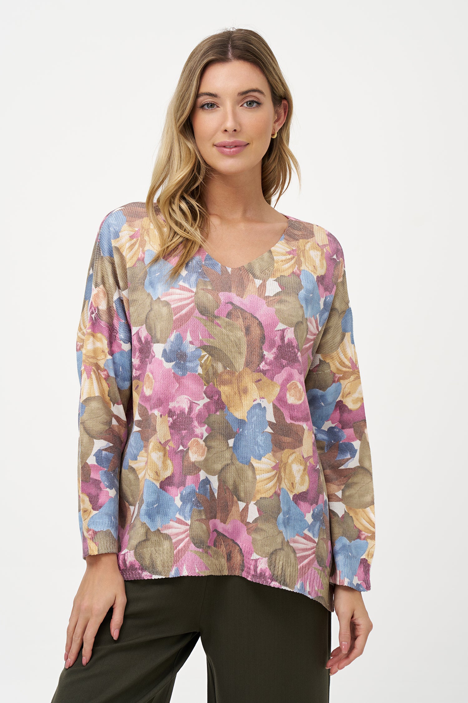 Floral print sweater in soft viscose blend with relaxed fit and muted tones, ideal for layered everyday outfits and cozy moments.