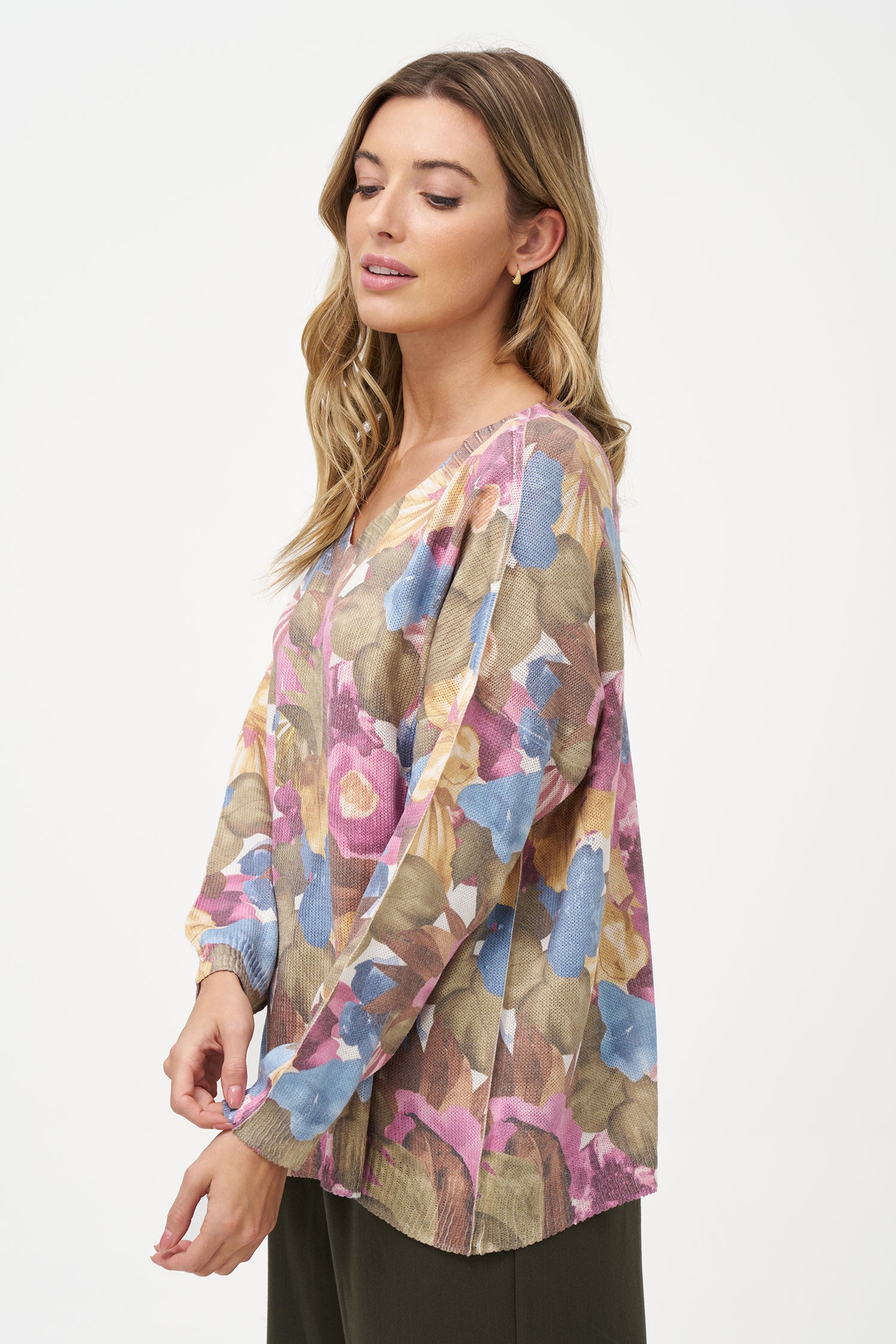 Floral print sweater in soft viscose blend with relaxed fit and muted tones, ideal for layered everyday outfits and cozy moments.