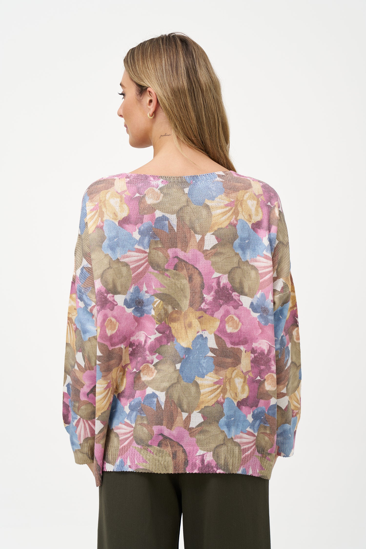 Floral print sweater in soft viscose blend with relaxed fit and muted tones, ideal for layered everyday outfits and cozy moments.