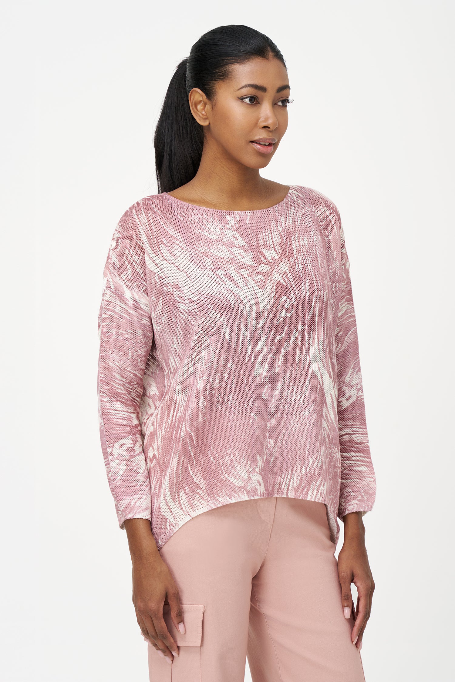 Beige and white knit sweater with abstract fossil pattern, round neck, lightweight viscose blend and relaxed everyday fit