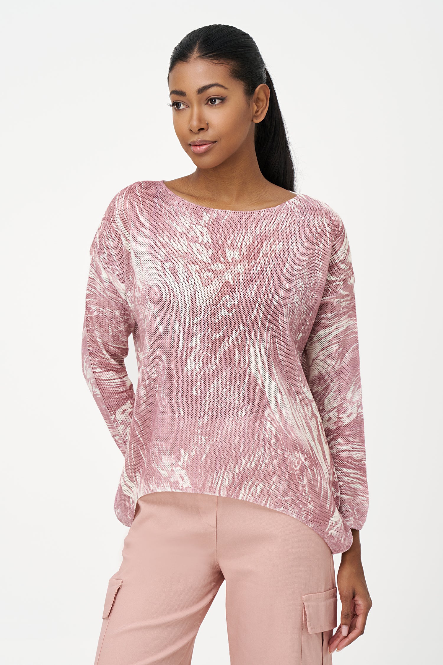 Beige and white knit sweater with abstract fossil pattern, round neck, lightweight viscose blend and relaxed everyday fit