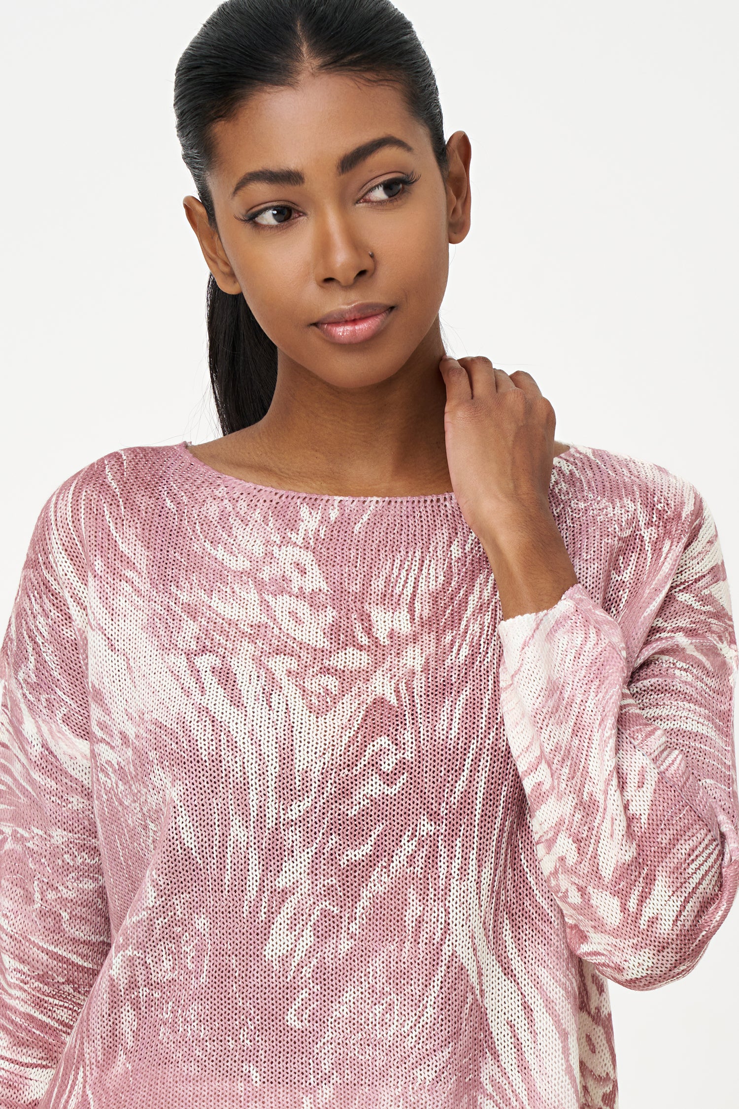 Beige and white knit sweater with abstract fossil pattern, round neck, lightweight viscose blend and relaxed everyday fit