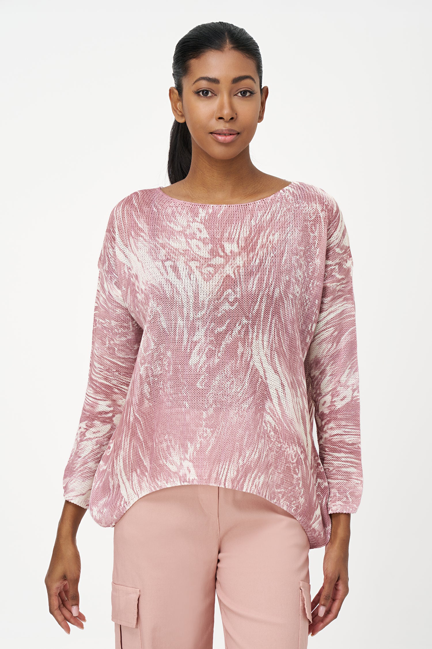 Beige and white knit sweater with abstract fossil pattern, round neck, lightweight viscose blend and relaxed everyday fit