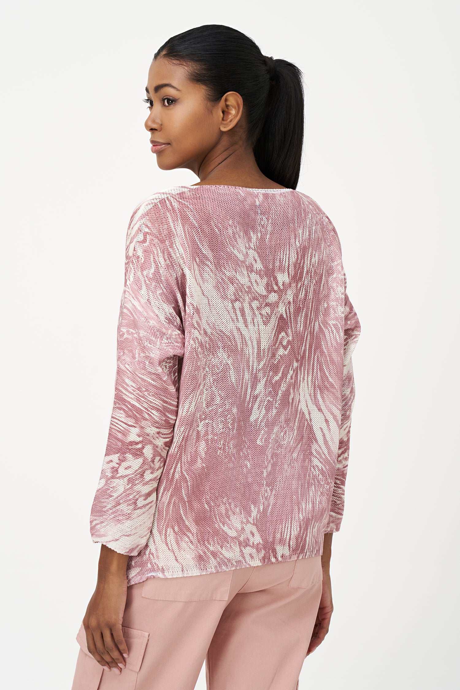 Pink and white knit sweater with abstract fossil pattern, round neck, lightweight viscose blend and relaxed everyday fit