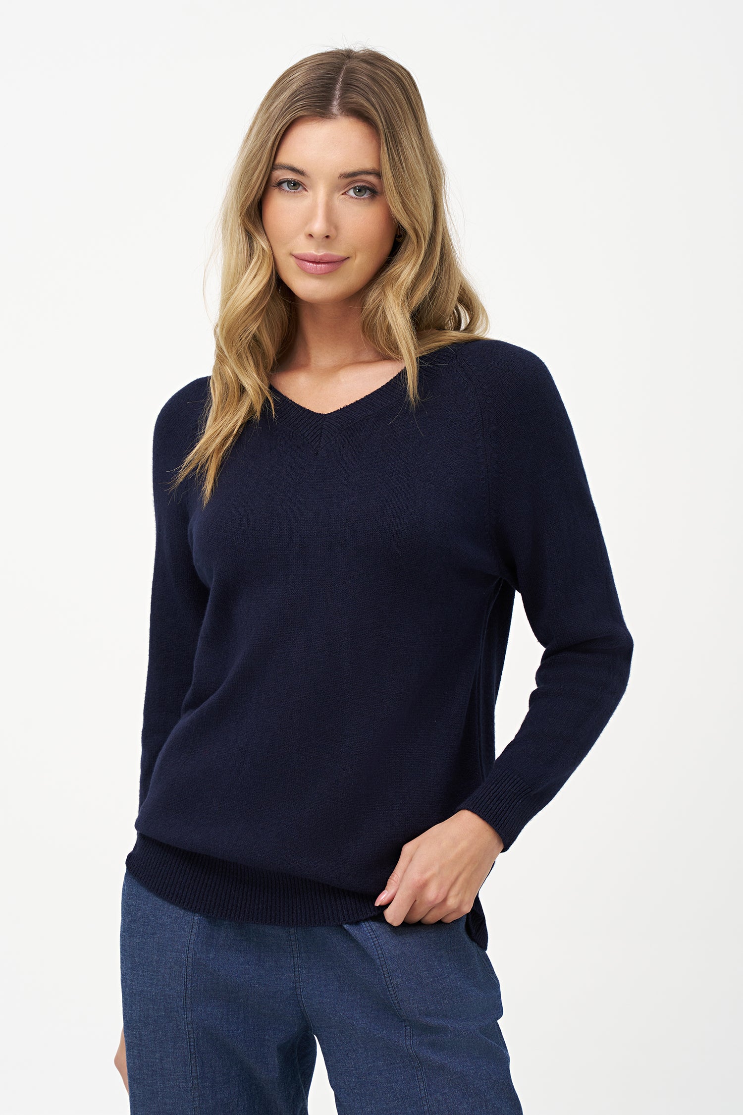 Blue knit sweater with V-neckline, soft viscose blend and ribbed cuffs for a casual, breathable and comfortable everyday look
